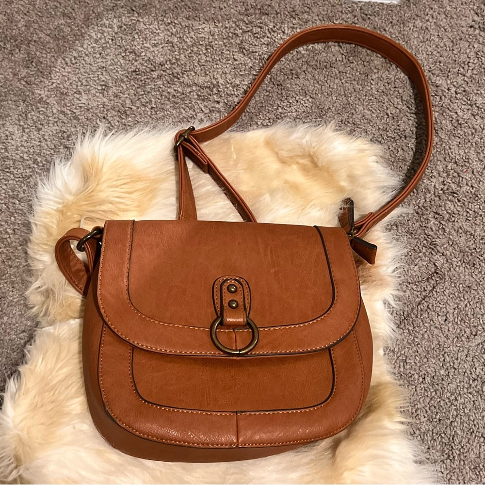 Elegant Tan Leather Crossbody Bag - Picture 2 of 6